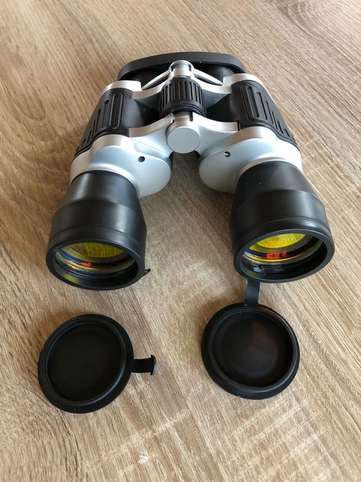 Sprzedam lornetkę o parametrach 10x50, 6 stopni, 105m/1000m +pokrowiec