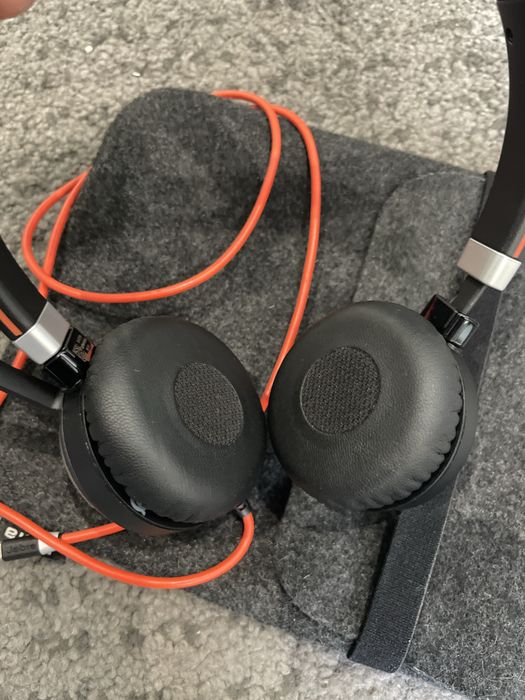 Headset com microfone e controle de volumen