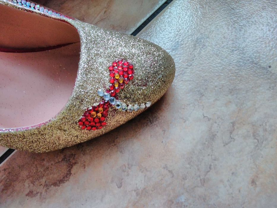 Szpilki brokatowe czerwono-złote 38