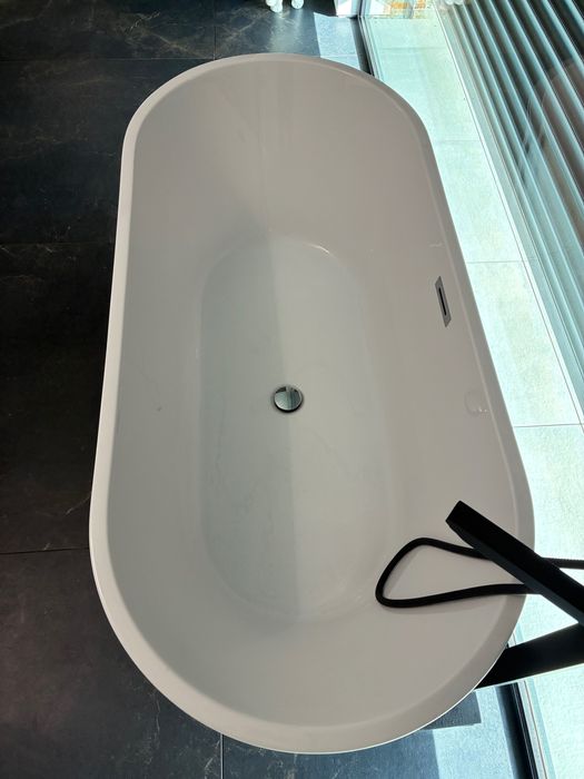 Banheira autónoma acrílica e torneira