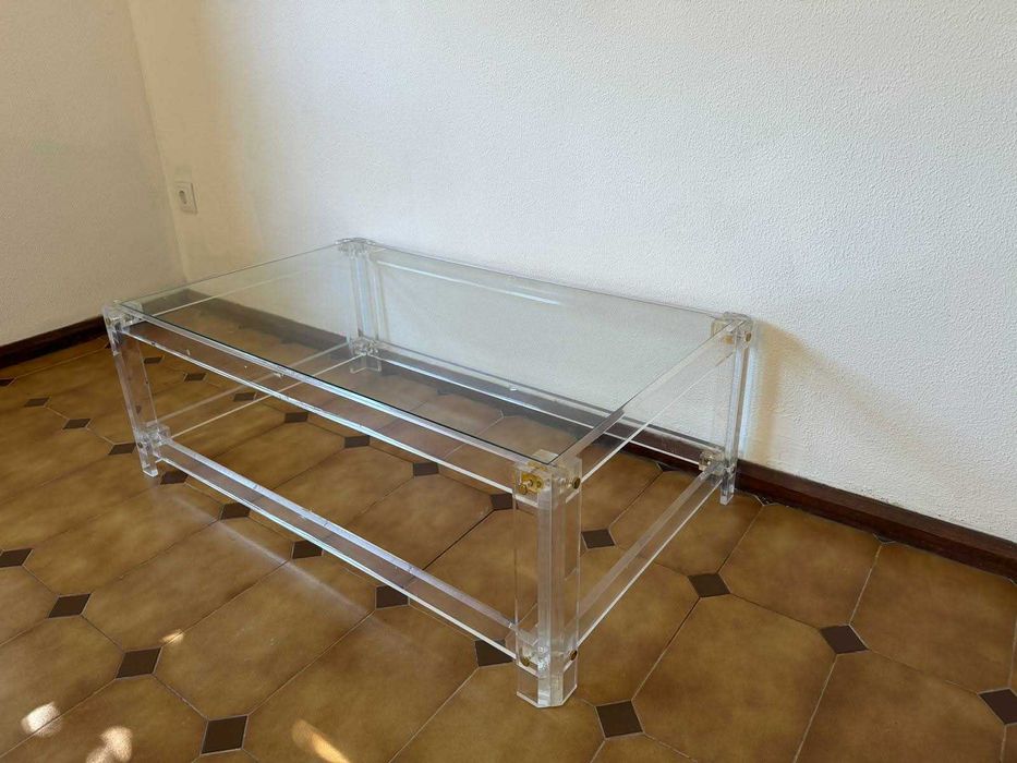 Mesa de centro em acrílico