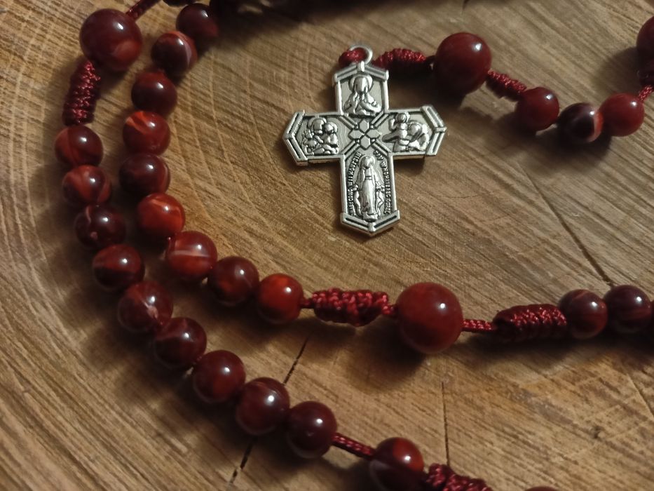 Marmurkowa czerwień - różaniec na sznurku - handmade