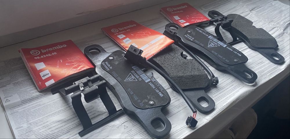 Копплект задні гальмівні колодки Brembo для Porsche