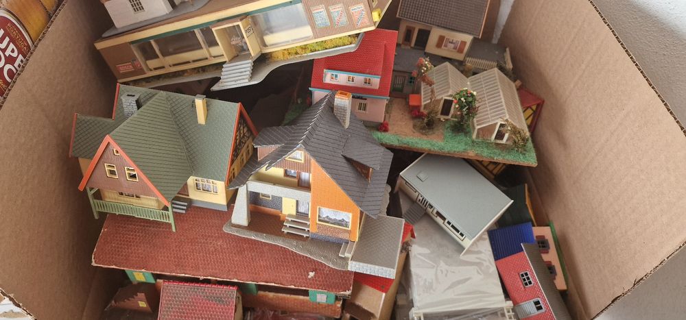 Tenho oficina varias casas pontes para construção  maquetes comboios h