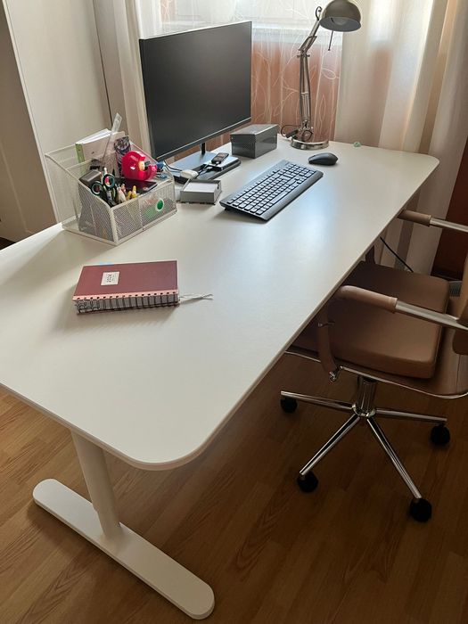 Secretária IKEA modelo BEKANT