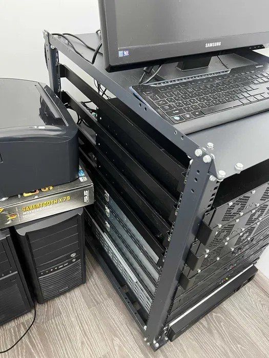 Серверна стійка з 6 компами та ДБЖ