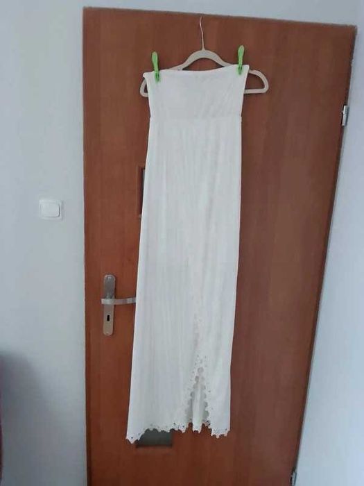 Sukienka bez ramiączek.