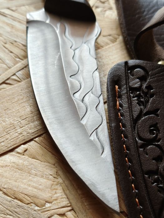 Faca de Coleção em madeira e aço temperado