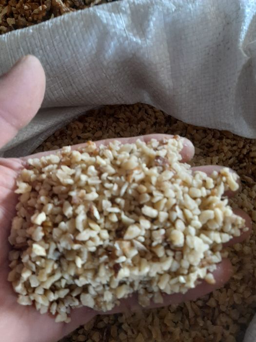 Крошка волоського горіха  єсть темге ядро,,смола" горіха.