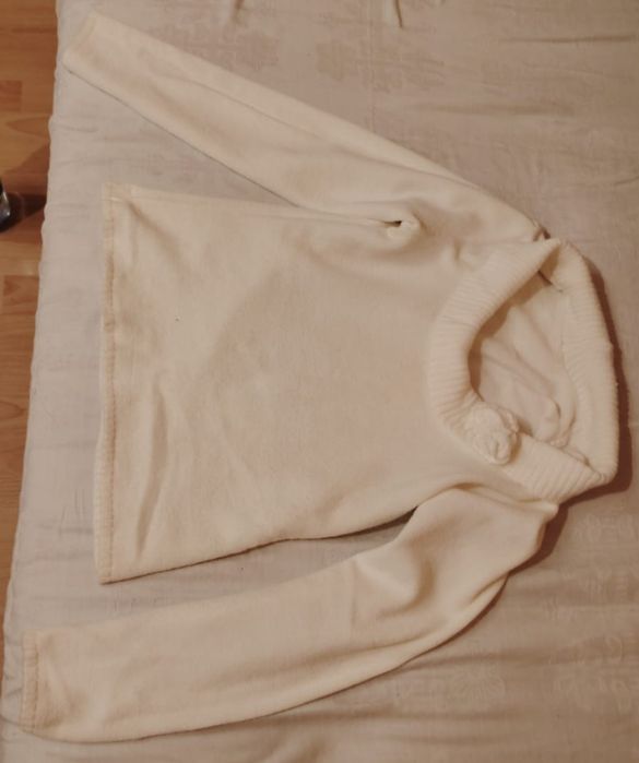 Biały golf z różą