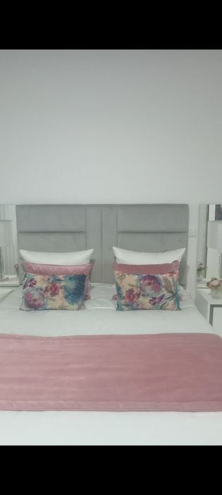 Cabeceira estofada em cinza veludo com espelhos nas laterais e espelho