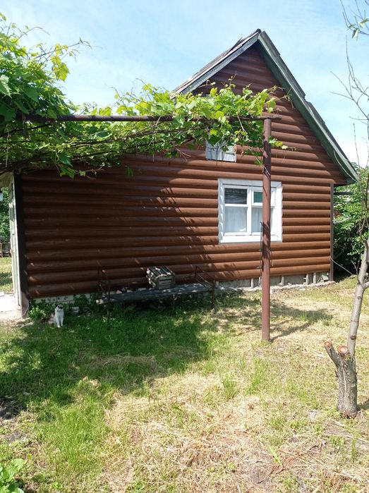 Гарненький будиночок недалеко від міста в селі Піски.