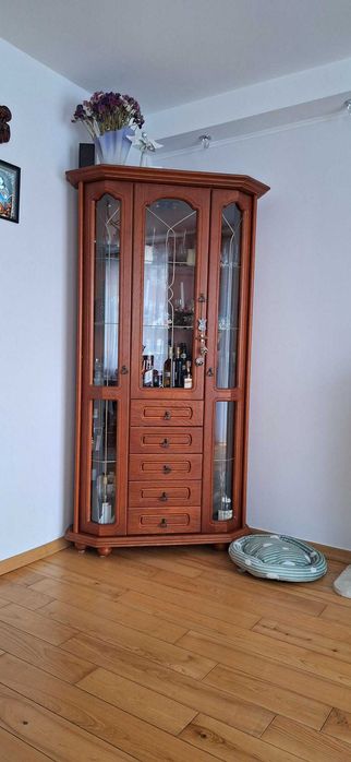 Meble drewniane w kolorze wiśni