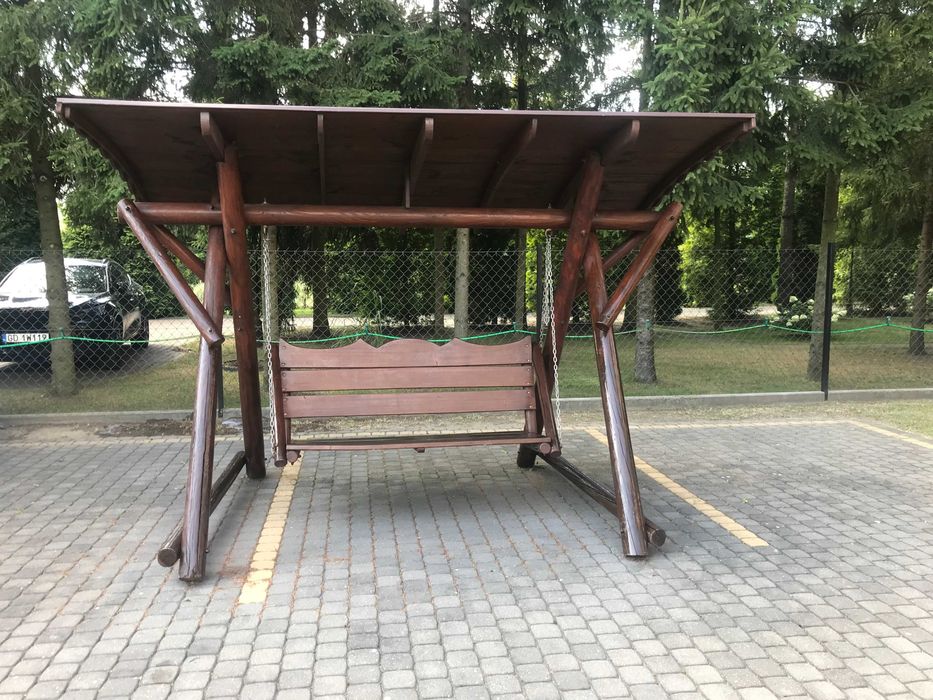 Drewniana huśtawka ogrodowa