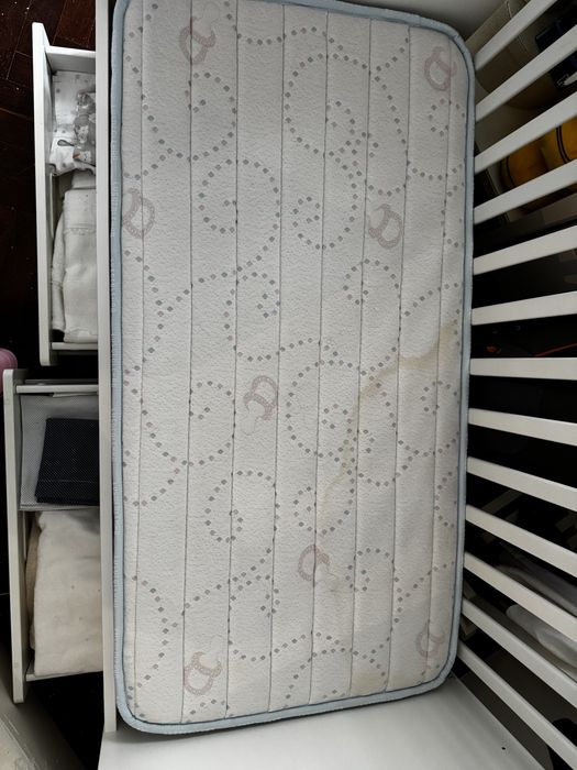 Berço 120x60 cm IKEA com colchão  lusocolchão em optimo estado. O colchao tem marcas de uso.  O berco é regulavel e tem os acessorios completos.
