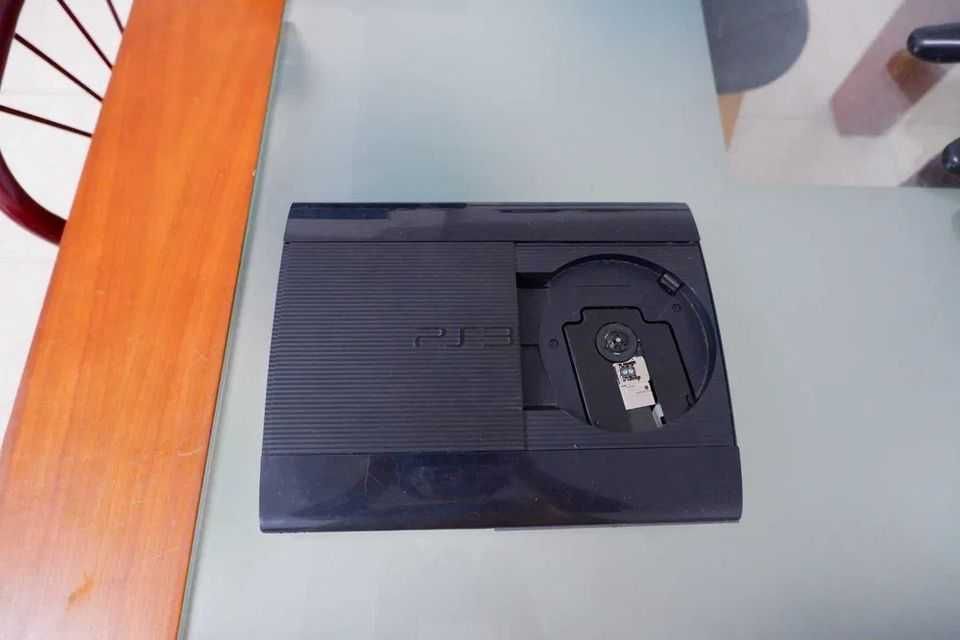 PlayStation 3 (PS3) Console + 2 Controllers64286112476289121