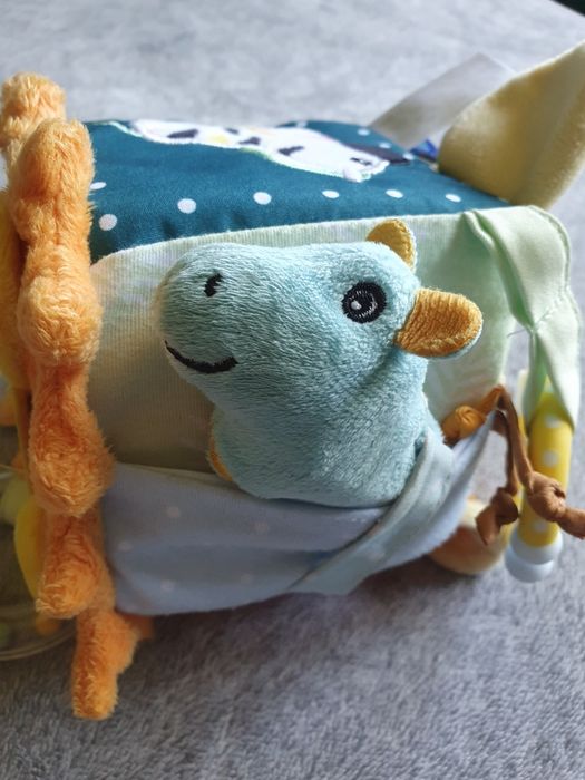 Kostka sensoryczna z grzechotką lusterkiem dzwonkiem zawieszką Lupilu