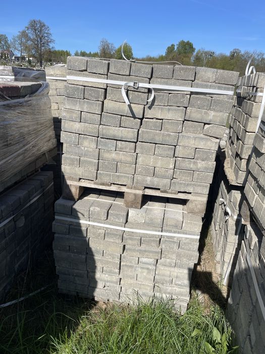 Kostka brukowa okazja uzywana na paletach zbandowana