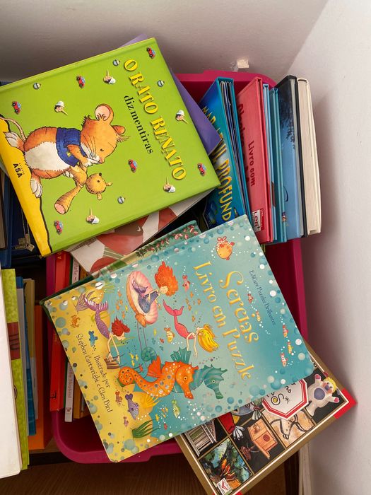 Caixa com livros infantis