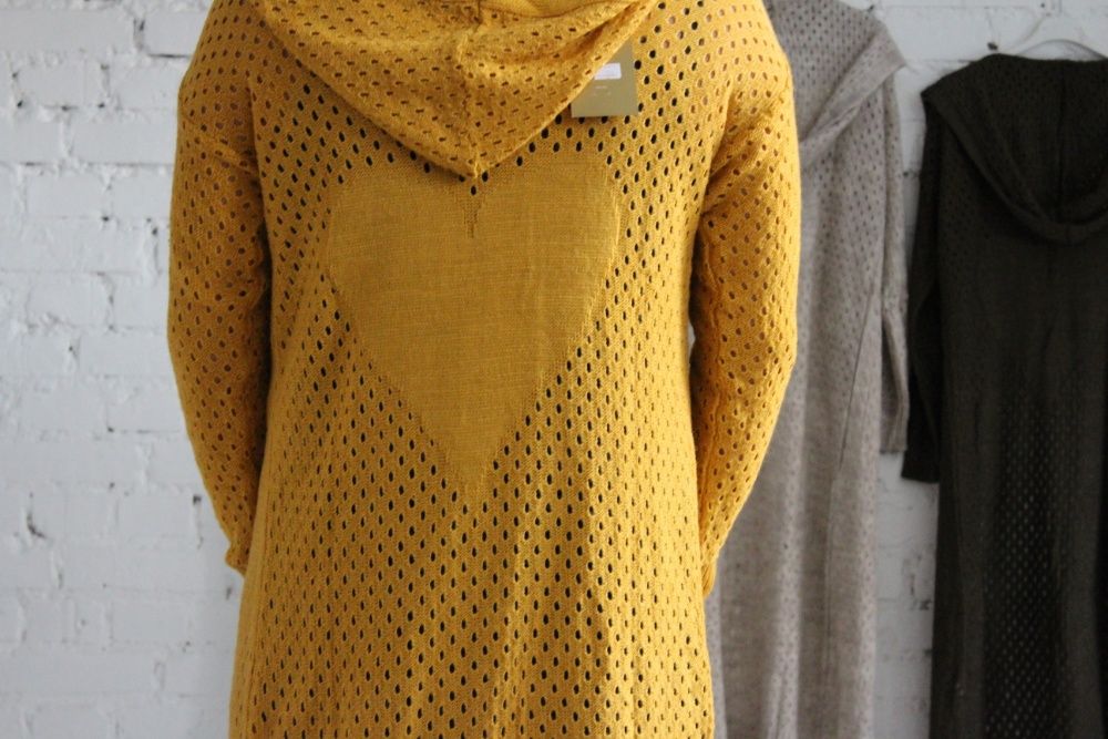 Narzutka sweterek z kapturem TYŁ serce r.40-46 BEŻ