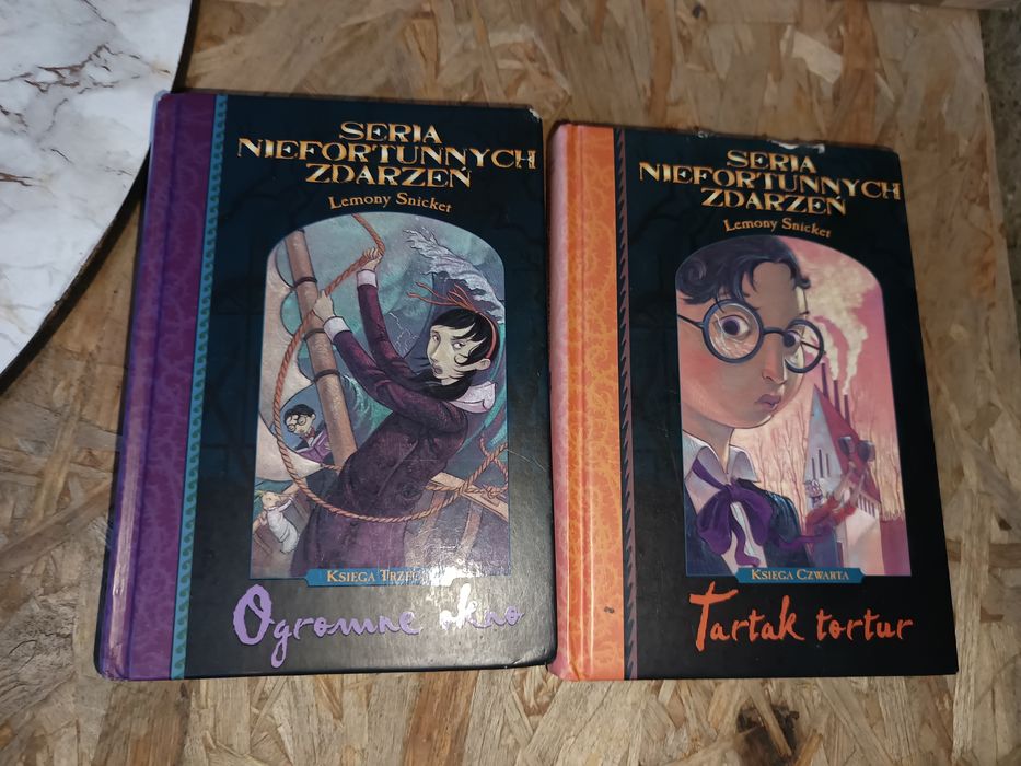 Dwie książki z serii  ,, seria niefortunnych zdarzeń "