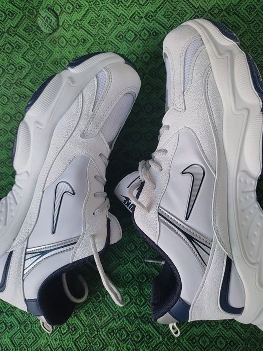 Продам кросівки Nike 43 розмір