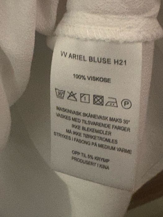 Biała bluzka z dekoltem V VaVite 36/S