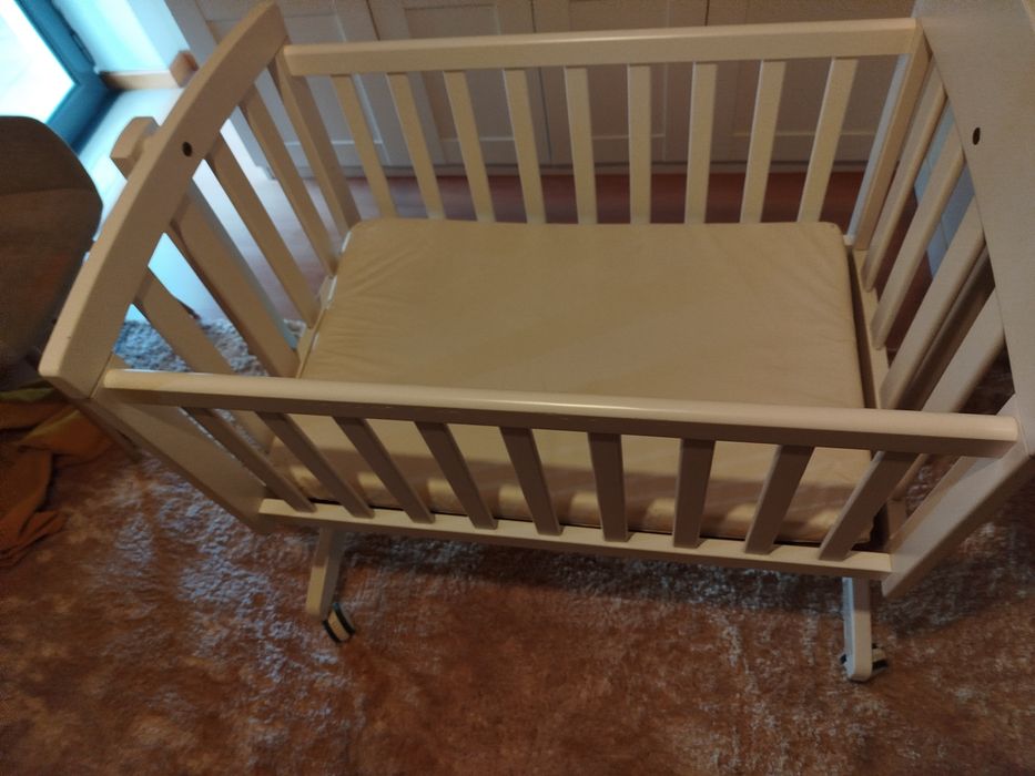 Berço trama com baloiço