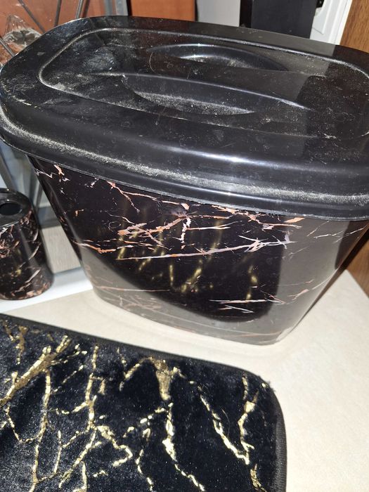 Zestaw łazienkowy. Czarnozłoty. Extra