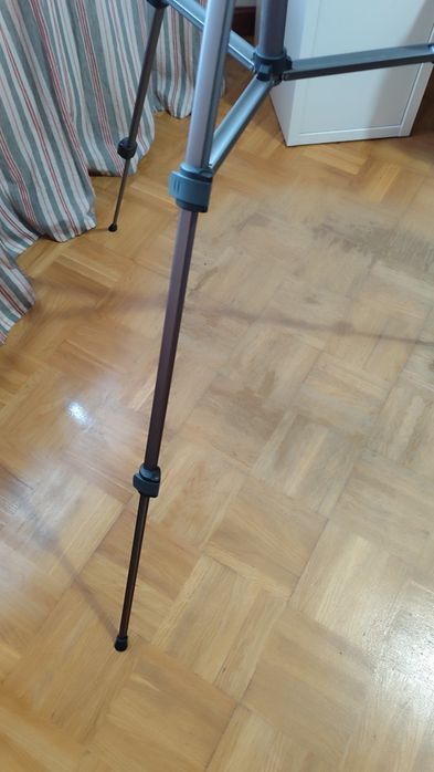 Suporte e tripé para câmaras fotográficas e telemóveis