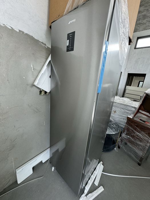 Congelador vertical Smeg novo