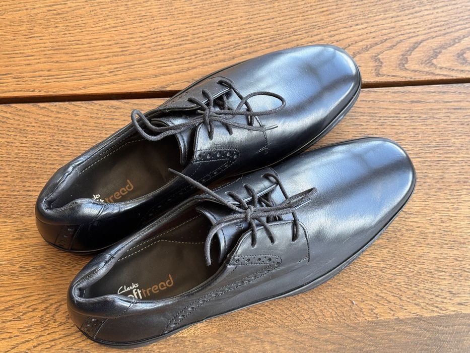Sapatos formais, de homem. Marca Clarks.