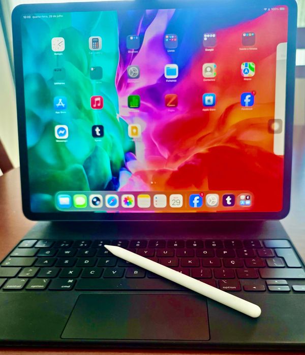 iPad Pro (12,9") (4.ª Geração) + capa com teclado + Pencil Apple