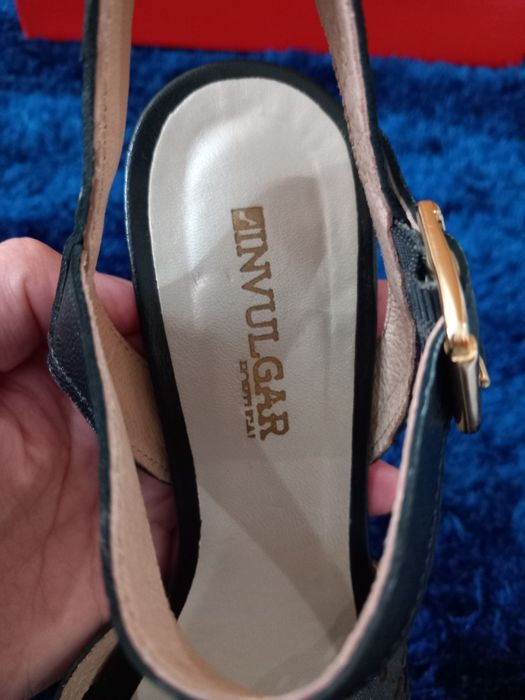 Sandálias pretas de pele da Invulgar T37 (Marka)