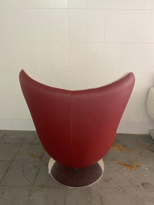 Poltrona Egg Capitonê  – Design Retro Vermelho e Branco