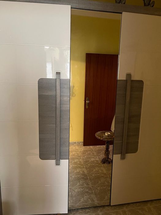 Móvel IKEA em branco com espelho