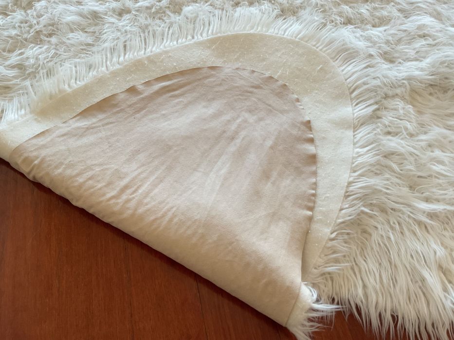 Almofadas azuis 65 x 65 cm + tapete branco de pêlo