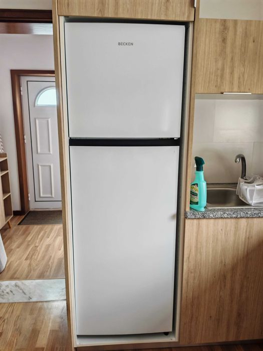 Frigorífico BECKEN 167.6 cm , ainda com factura e garantia