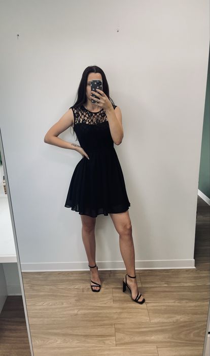 Czarna sukienka z koronkowym dekoldem