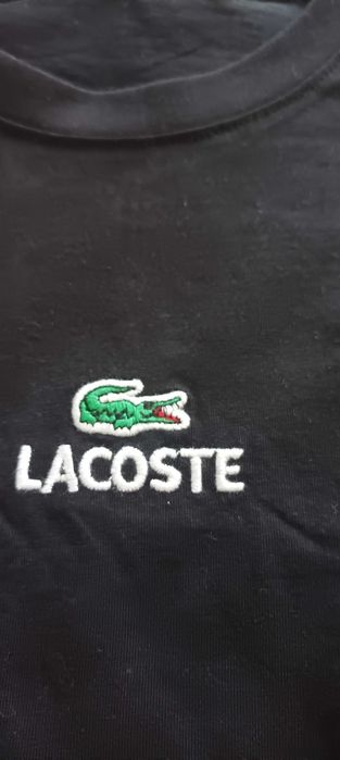 Koszulka damska czarna  z zielonym dodatkiem Lacoste.