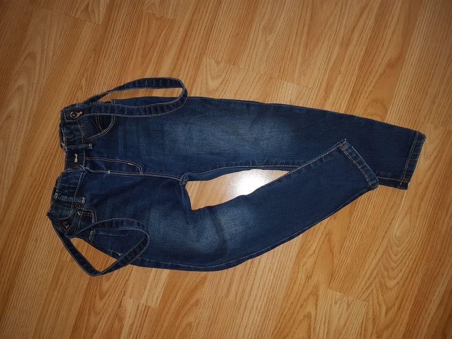 Spodnie rurki jeansowe ZARA z szelkami 104
