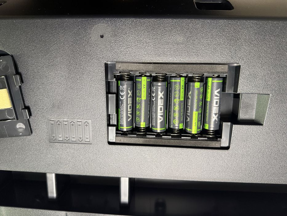 Синтезатор Yamaha PSR-E373 + стійка клавішна, блок живлення.