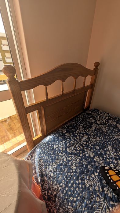 Quarto em pinho maciço - cama, mesa cabeceira, roupeiro, escrivaninha