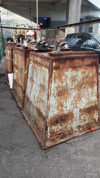 Продам сміттєві баки.