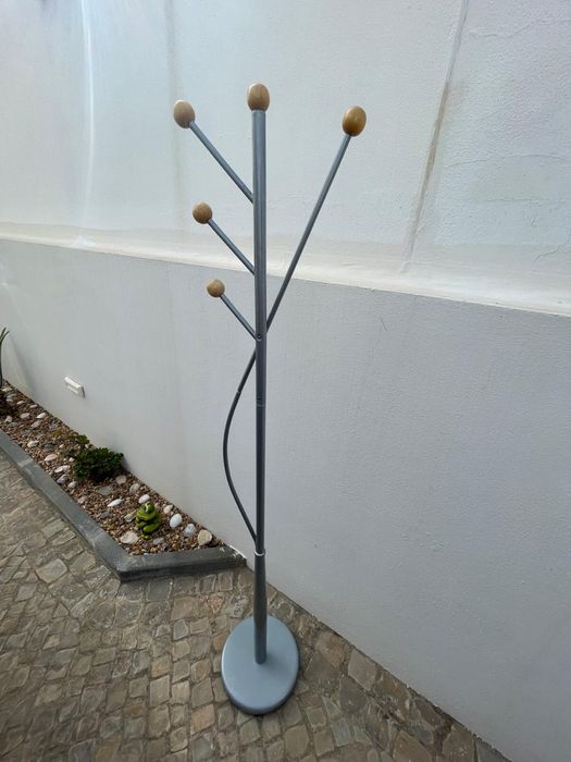 Cabide de pé em metal