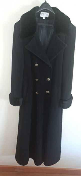 Casaco preto cumprindo preto de pura lã