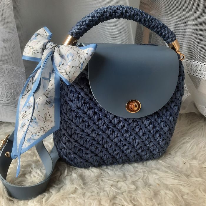 Torebka kuferek niebieski jeans handmade na szydełku regulowany pasek