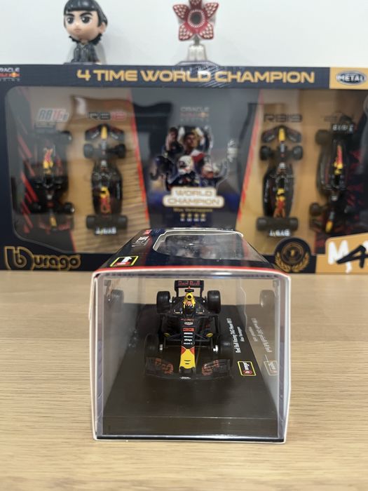 Red Bull RB13 (2017) C/capacete #33- Max Verstappen