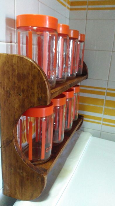 prateleira com 8 frascos grandes