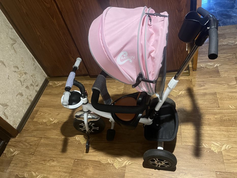 Детский трёхколёсный велосипед с ручкой и козырьком, как новый